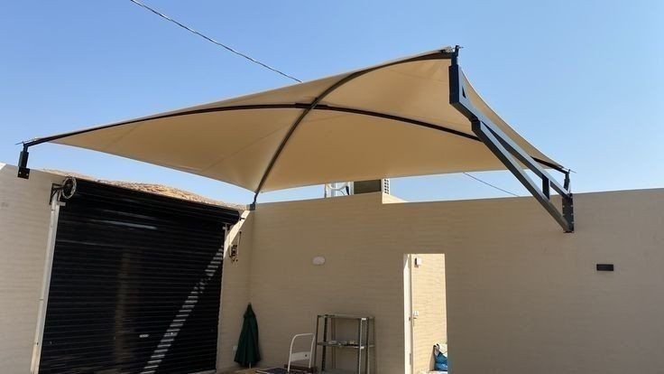 مظلات سيارات قماش في جيزان بتصميم عملي ومظهر عصري.