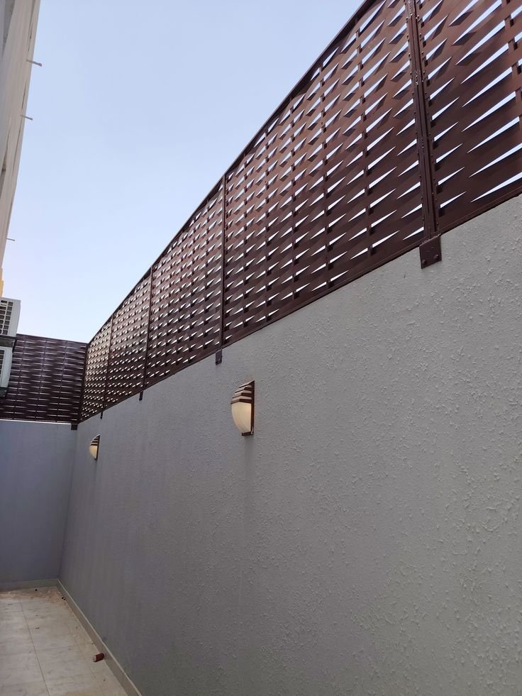 سواتر مجدول جيزان بتصميم عصري يوفر الخصوصية للمنازل والفلل.