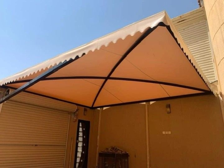تصميم مظلات سيارات PVC بشكل أنيق للمواقف الخارجية