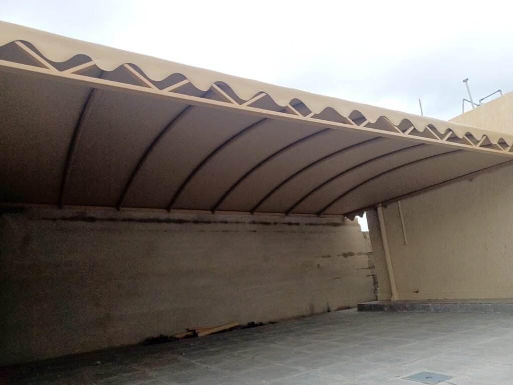 مظلات موقف سيارتين جيزان بمواصفات عصرية ومظهر جمالي.
