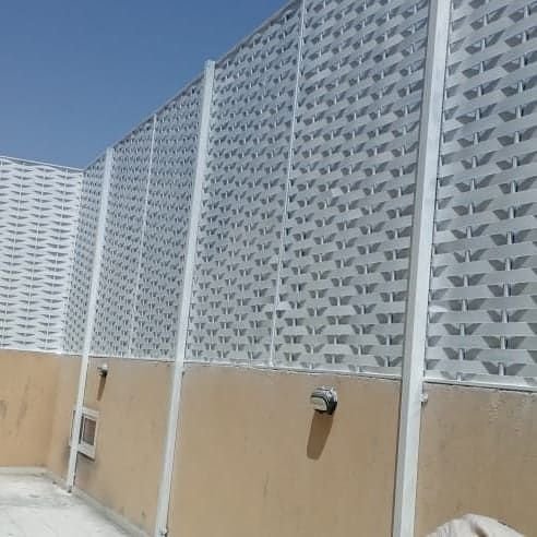 تركيب سواتر مجدول في جيزان للأحواش والمباني الخارجية بجودة عالية ومظهر أنيق.