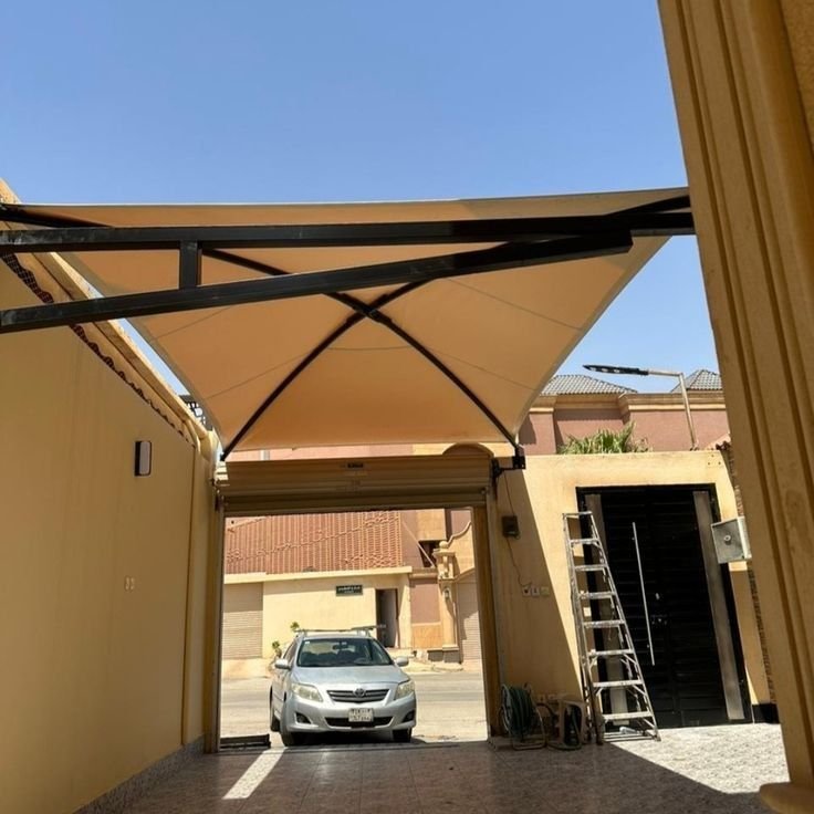 مظلات سيارات PVC في جيزان بتصميم حديث أمام المنازل