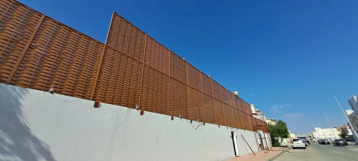 تنفيذ سواتر مجدول للمنازل في جيزان بمظهر أنيق وجودة عالية.