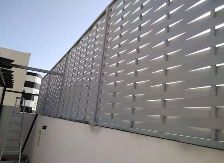 تنفيذ سواتر مجدول للأحواش والمداخل الخارجية في جيزان.