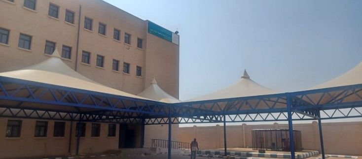 تركيب مظلات انتظار الطلاب أمام المدارس في جيزان